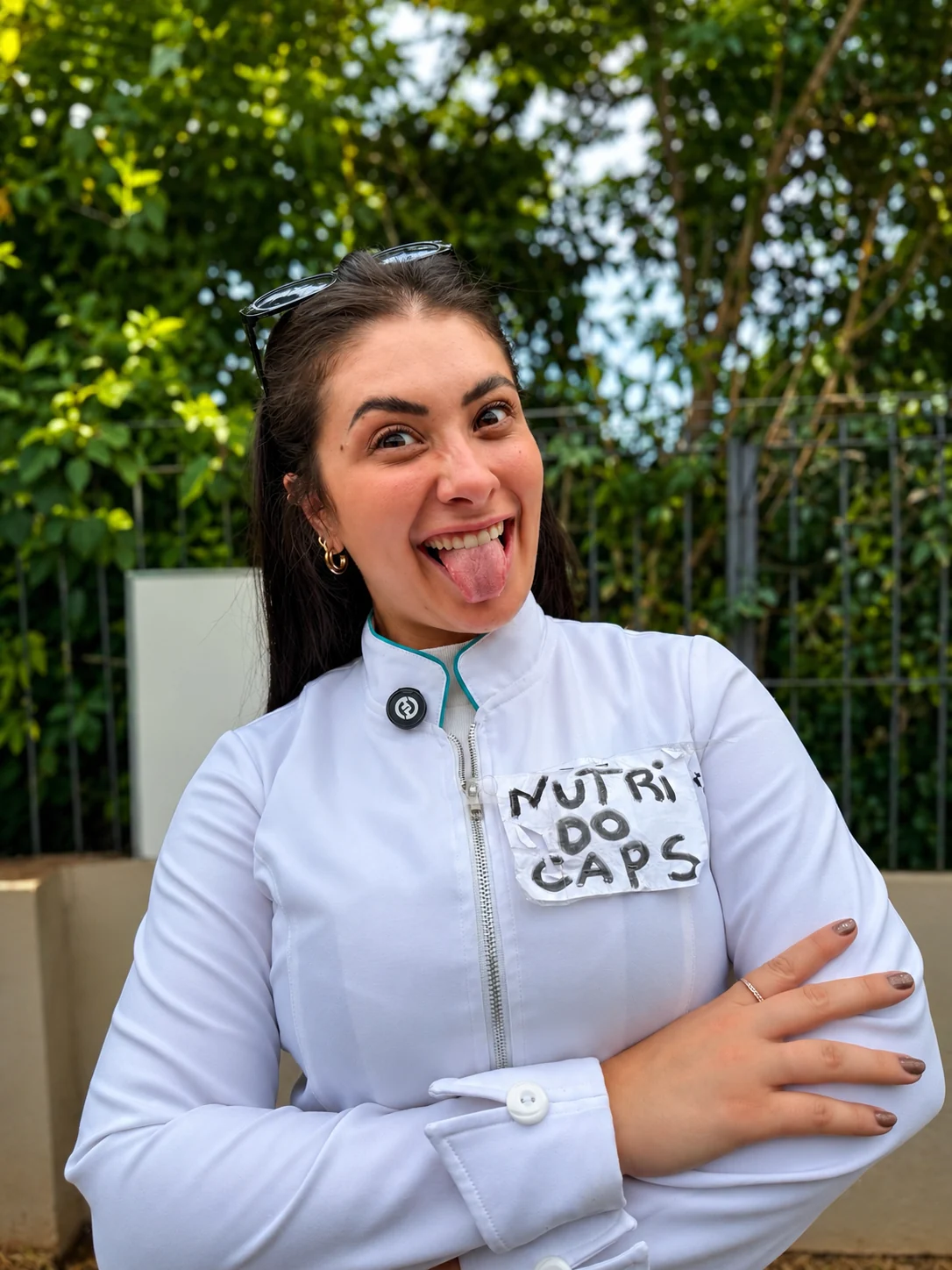 Foto da Milena de jaleco na seção Quem é a Milena
